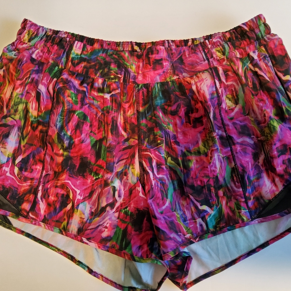 Lululemon Hotty Hot Low Rise Short